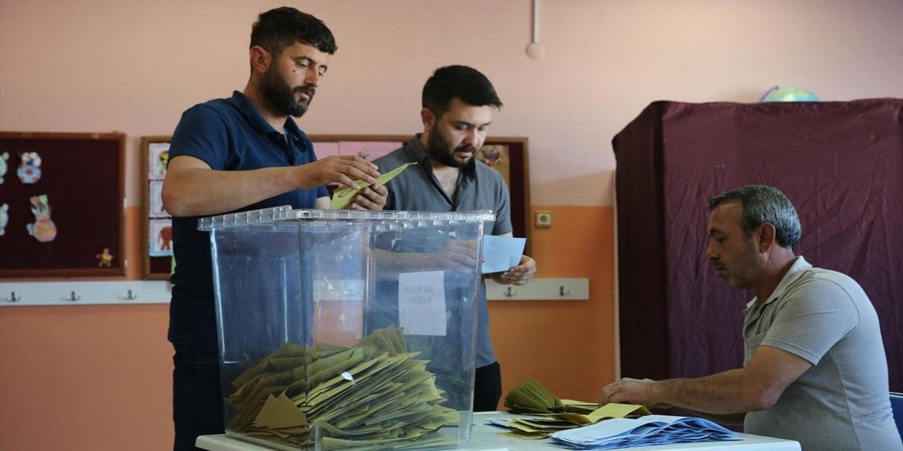 Yerel Yönetimler İçin 6 Beldede Seçim Yapıldı! Belediye Seçimlerinde AK Parti Sildi Süpürdü