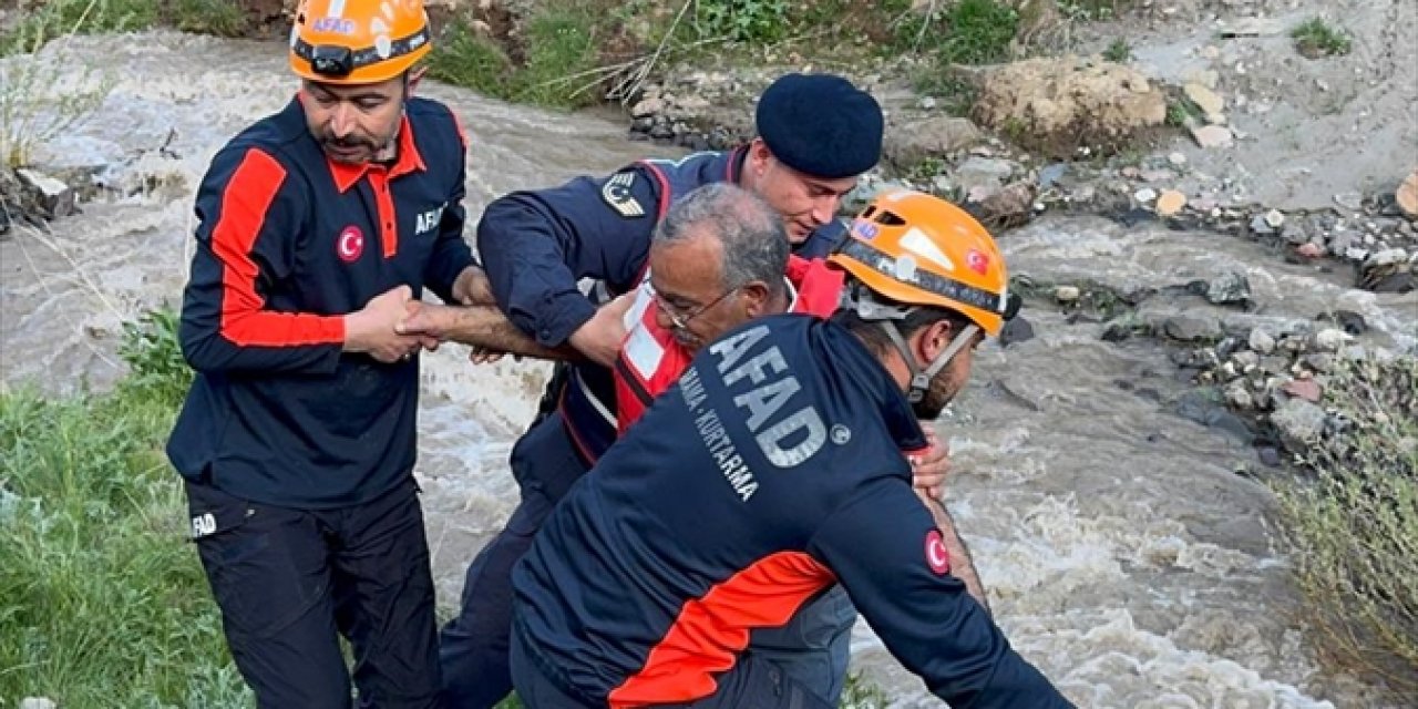 Erzurum'da Mantar Toplarken Mahsur Kalan Çift, Ekiplerince Kurtarıldı