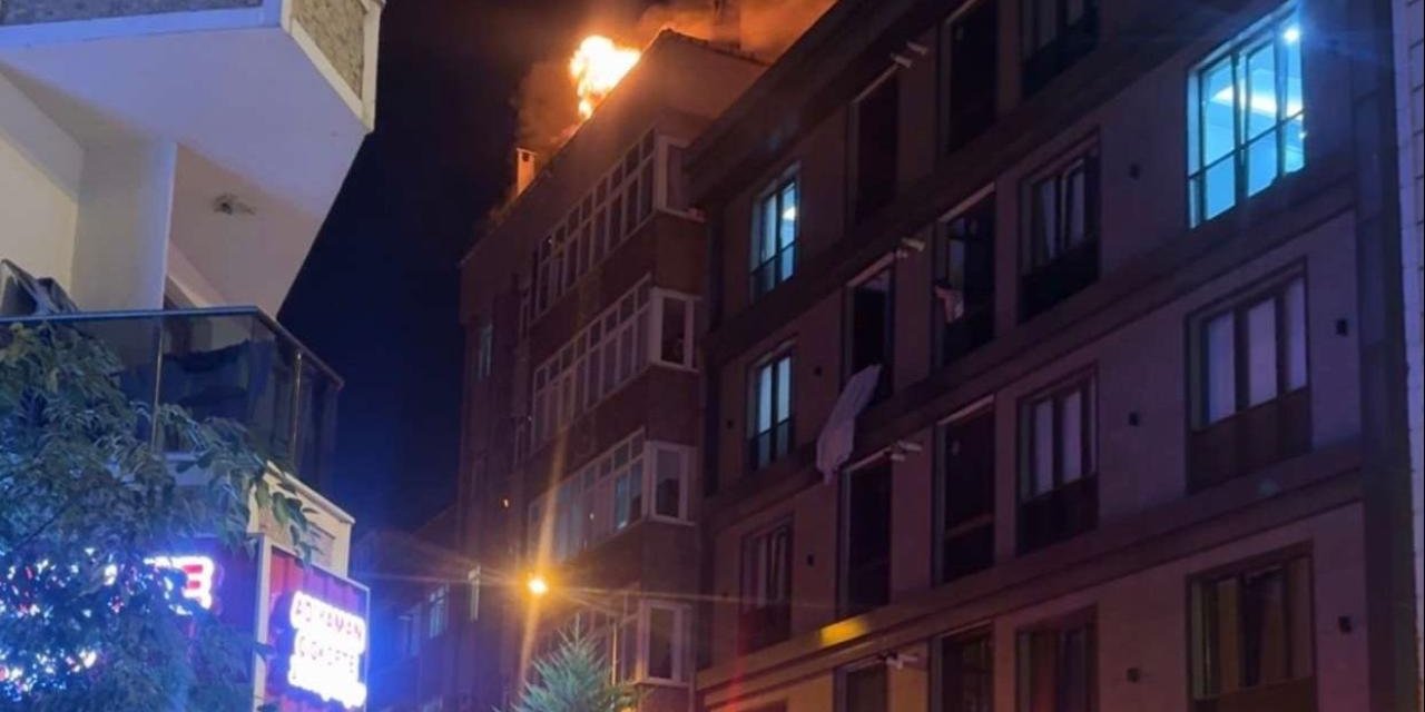 İstanbul'da 4 Katlı Binanın Çatısında Yangın
