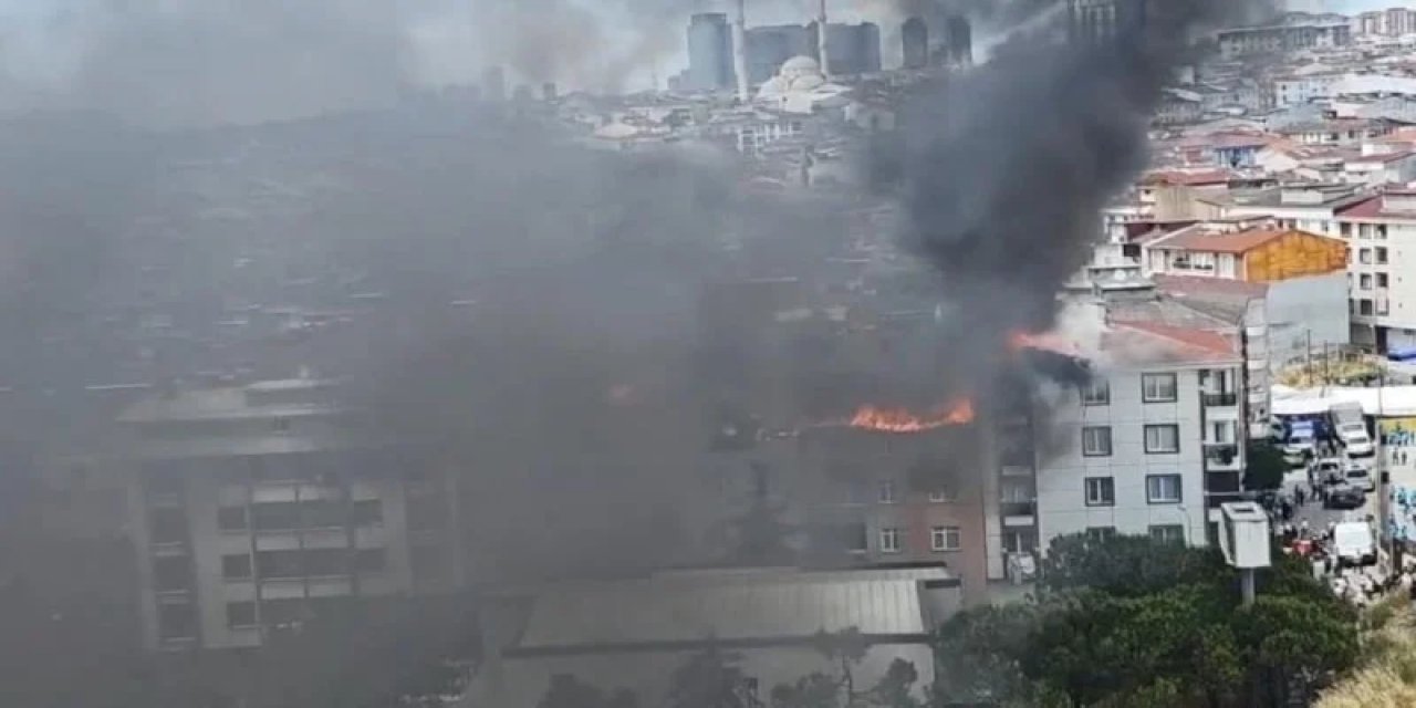 Esenyurt'ta Çatı Yangını: Alevler Dört Binayı Sardı
