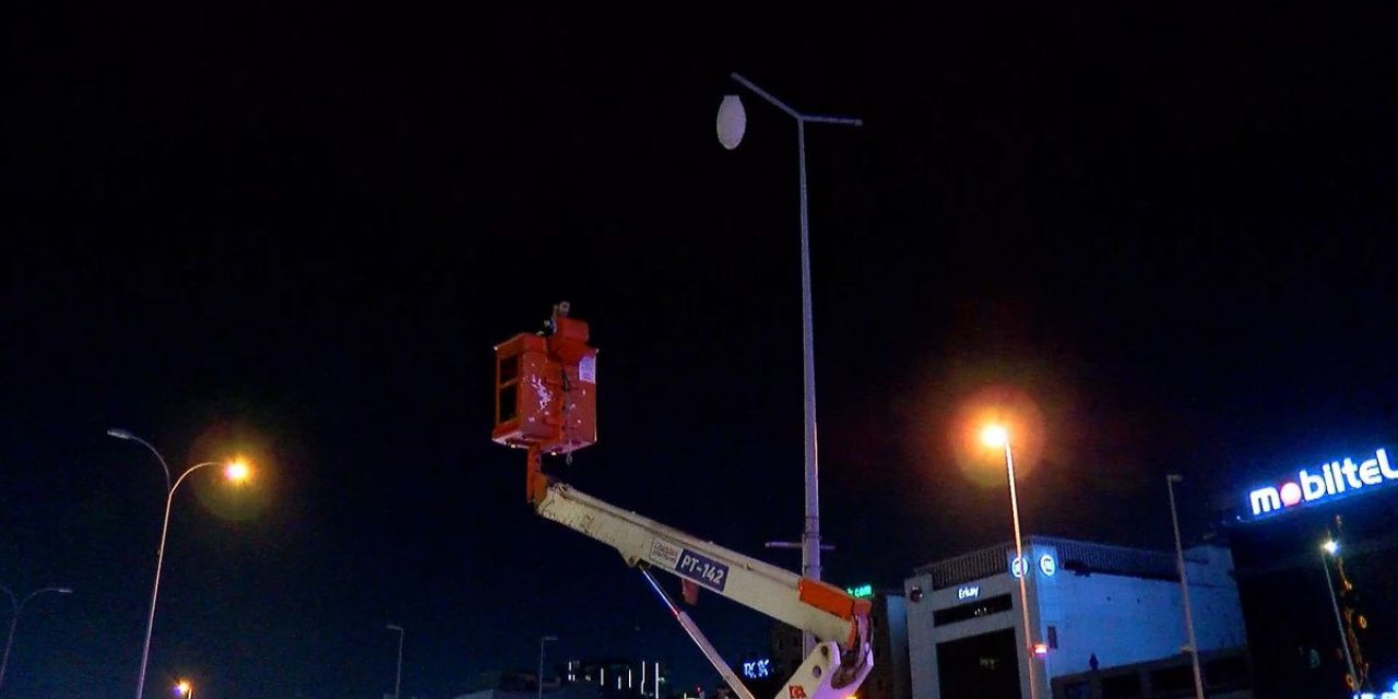 Motosiklet Aydınlatma Direğine Çarptı! 2 Kişi Hayatını Kaybetti