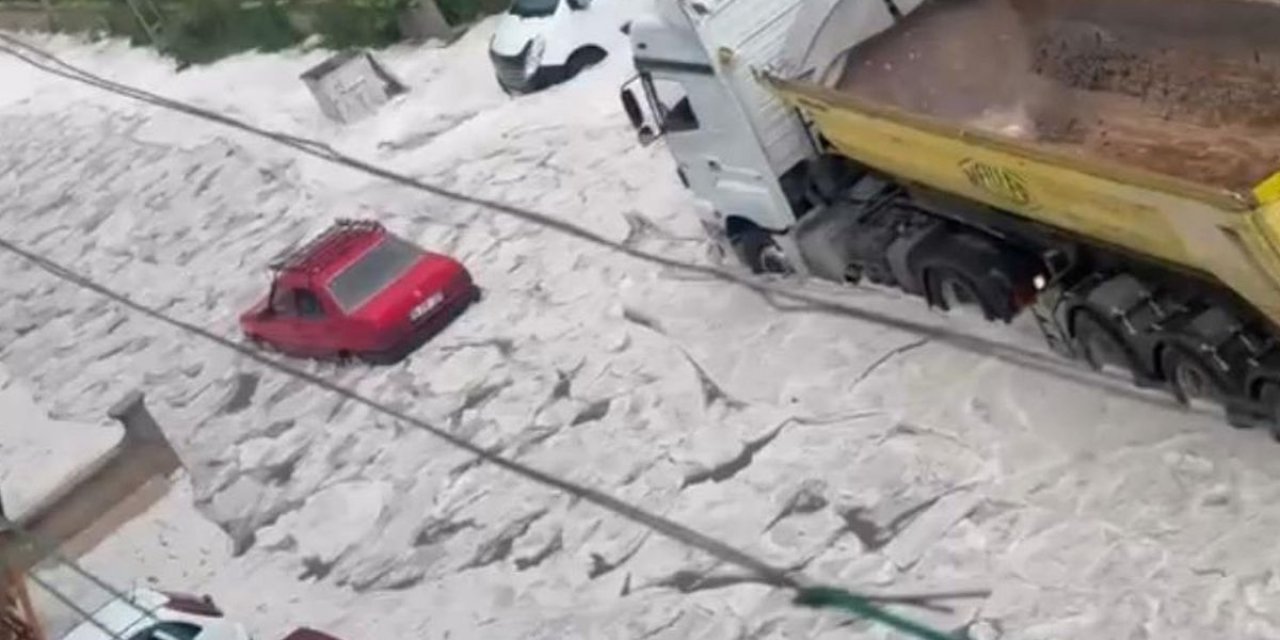 Başkenti Sağanak Ve Dolu Vurdu, Yaşam Durma Noktasında Geldi