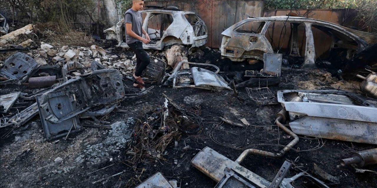 Filistin Topraklarını Gasbeden İsrailliler, El Halil’de CNN Aracının Da Yer Aldığı 4 Arabaya Saldırdı