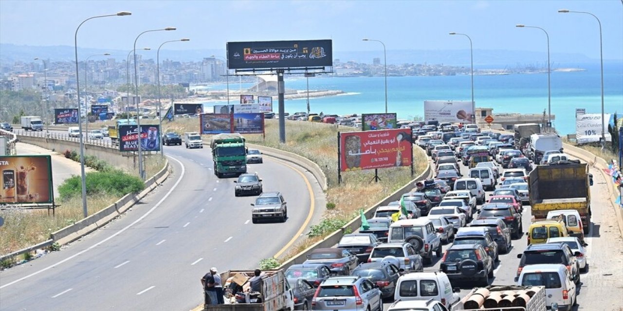 İsrail'in Yerinden Ettiği Lübnanlılar, ABD-iran Mutabakatının Ardından Temkinli Şekilde Evlerine Dönüyor