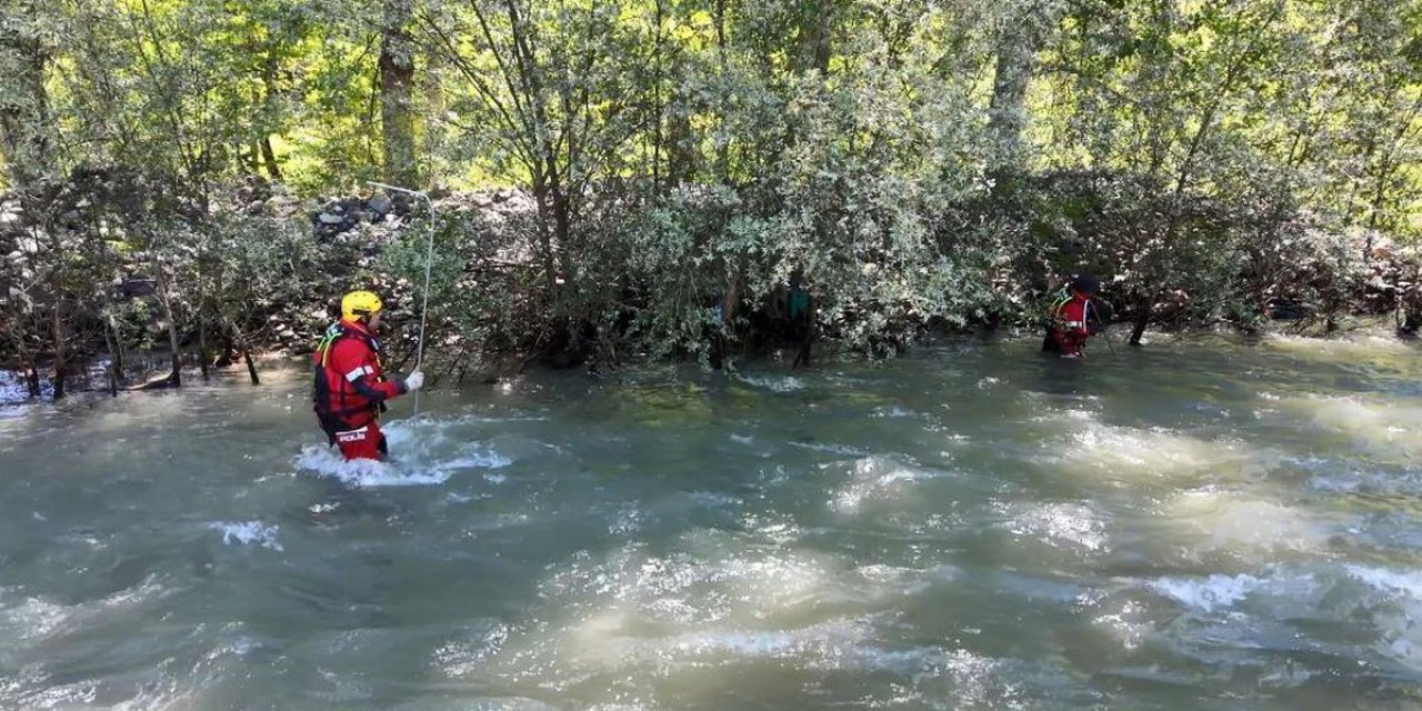Artvin'de Derede Kaybolan Baba Ve Oğlunu Arama Çalışmaları Sürüyor