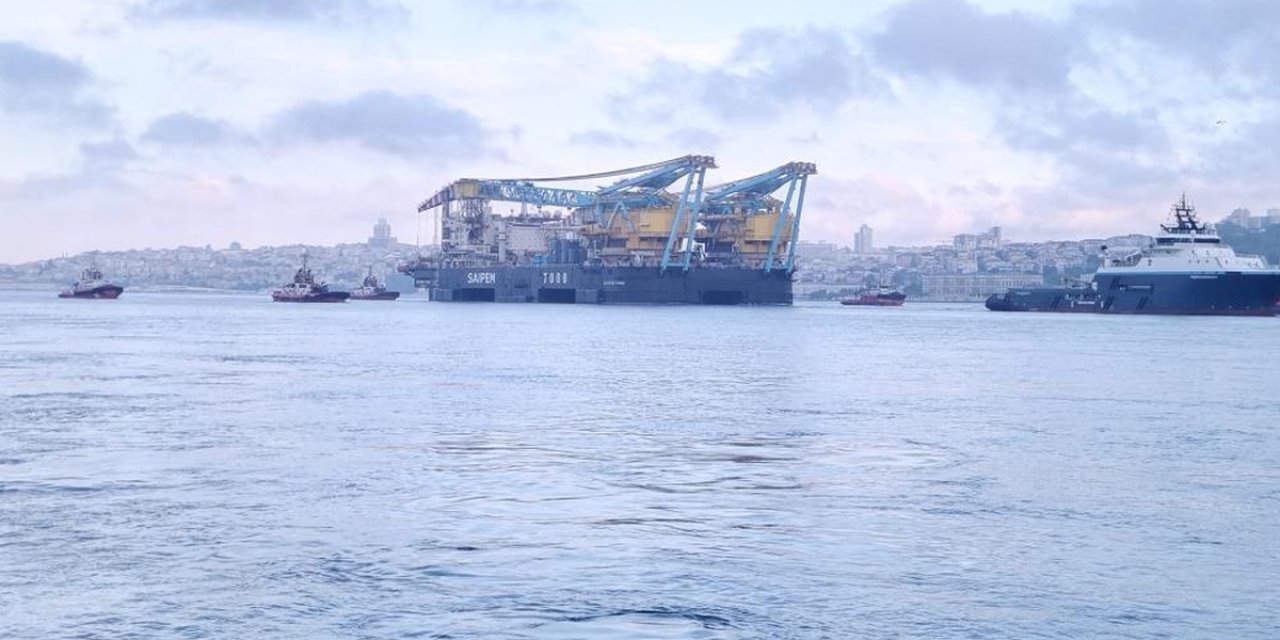 Dev Vinç Gemisi İstanbul Boğazı'ndan Geçiyor