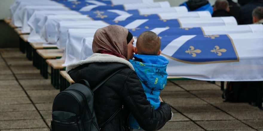 Bosna'daki Savaşta Öldürülen 12 Boşnak 27 Yıl Sonra Toprağa Verildi