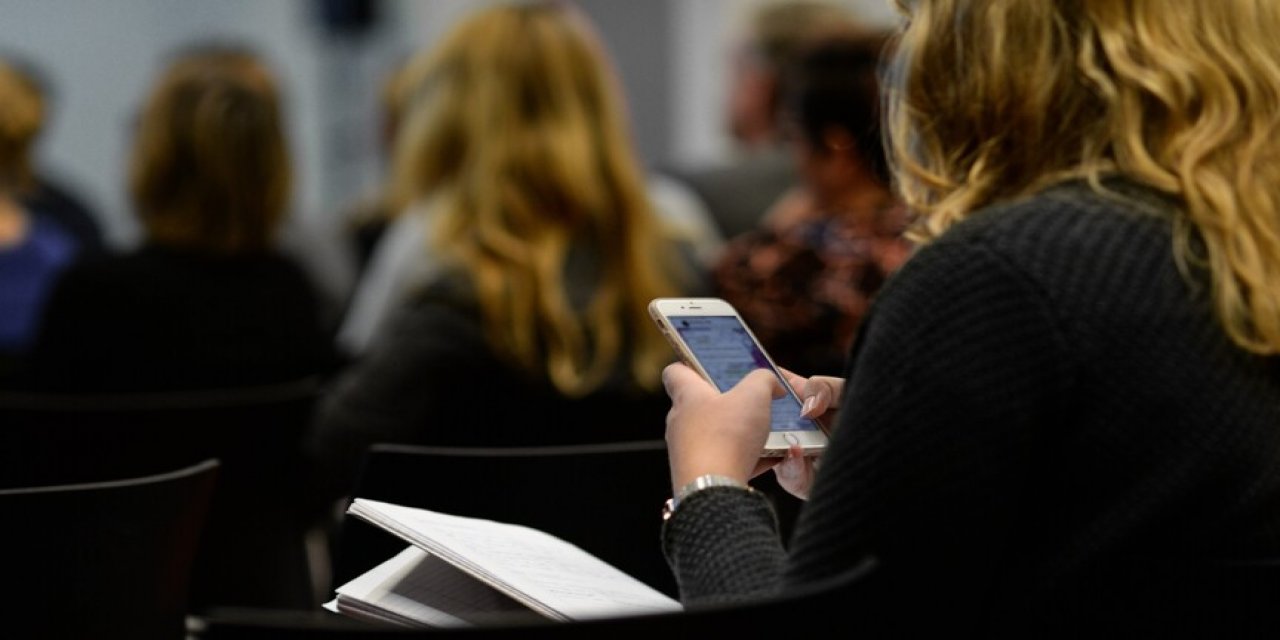 Fransa Liselerde Cep Telefonlarını Yasaklamaya Hazırlanıyor