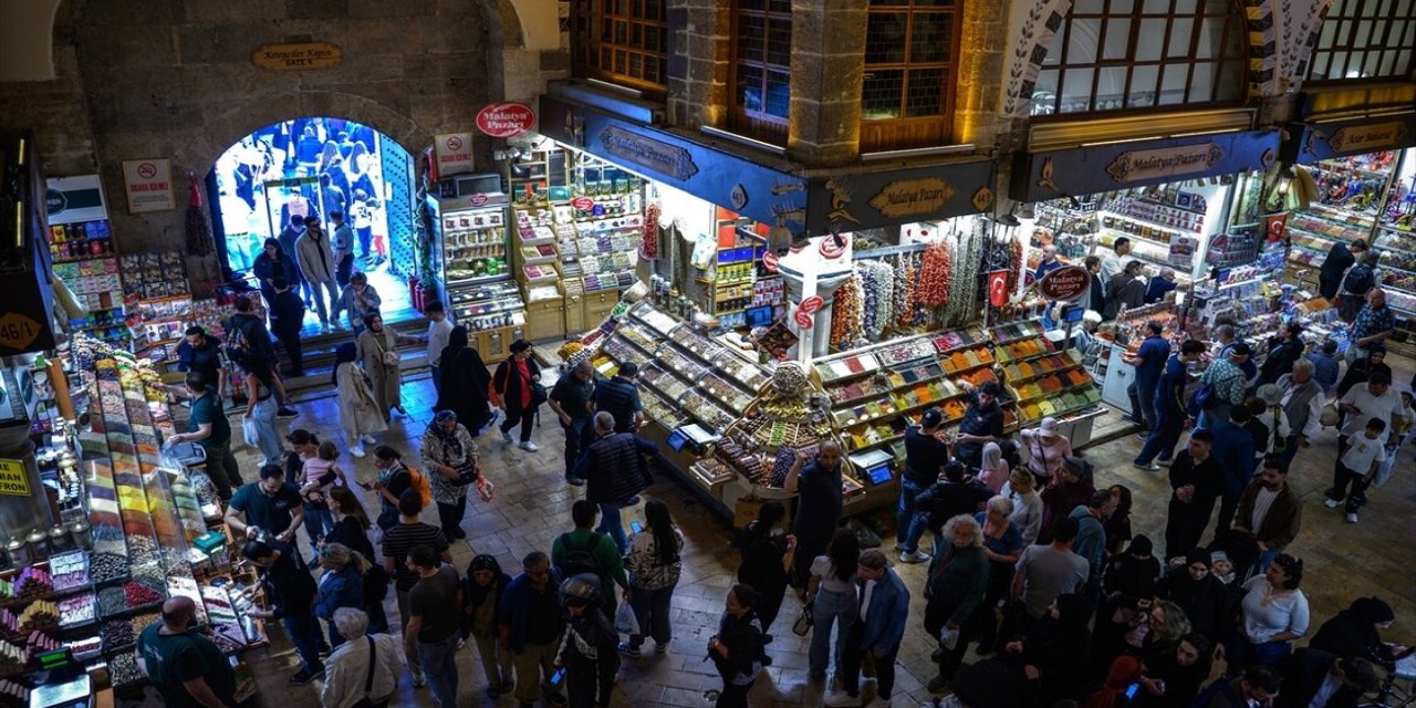 Mısır Çarşısı 400 Yıla Yaklaşan Tarihiyle İstanbul'un Ticaret Hafızasını Yaşatıyor