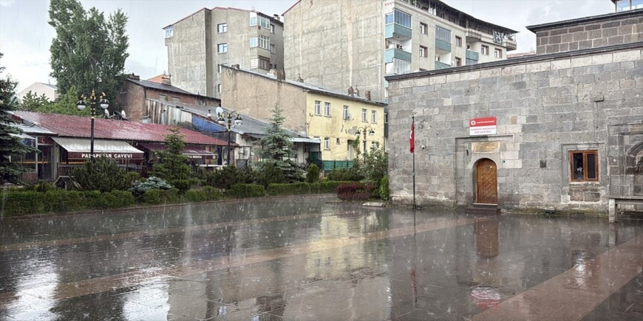 Erzurum'da Sağanak Ve Dolu Etkili Oldu