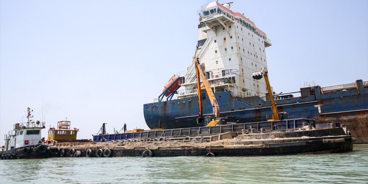 Savaş Sırasında Hürmüz Adası Yakınlarında Karaya Oturan Güney Kore Gemisi Kurtarılmaya Çalışılıyor
