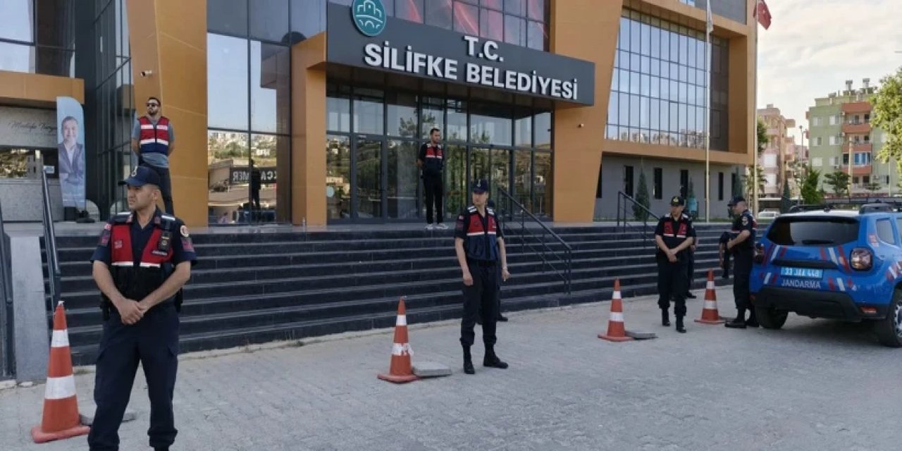 SON DAKİKA - CHP'li Silifke Belediyesi'ne Şafak Vakti Jandarma Operasyonu! Belediye Başkanı Mustafa Turgut Da Gözaltında...