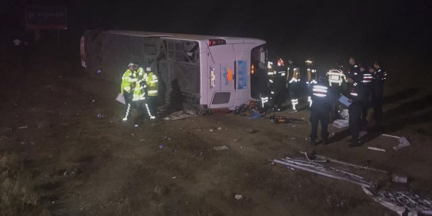 Aksaray'da Yolcu Otobüsü Devrildi: 1 Ölü, 20 Yaralı