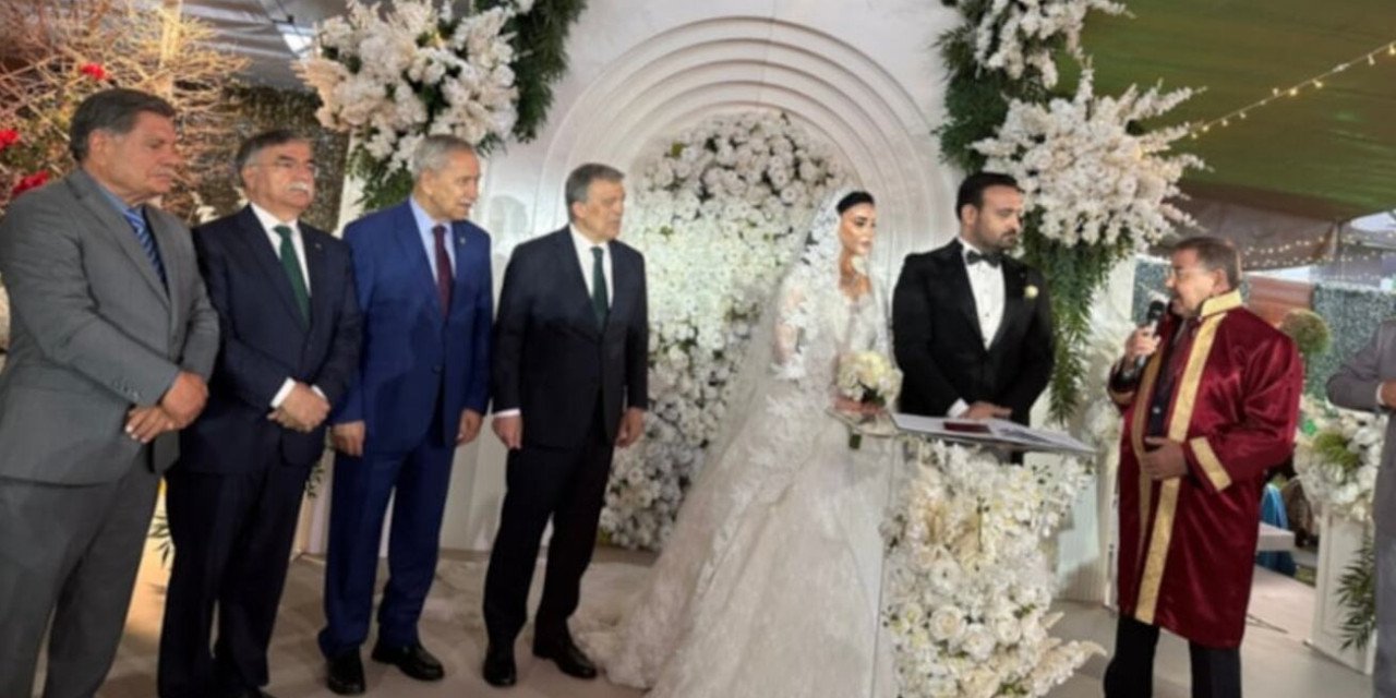 AKP’li Vekiller Abdullah Gül’ün Elini Sıkmadı