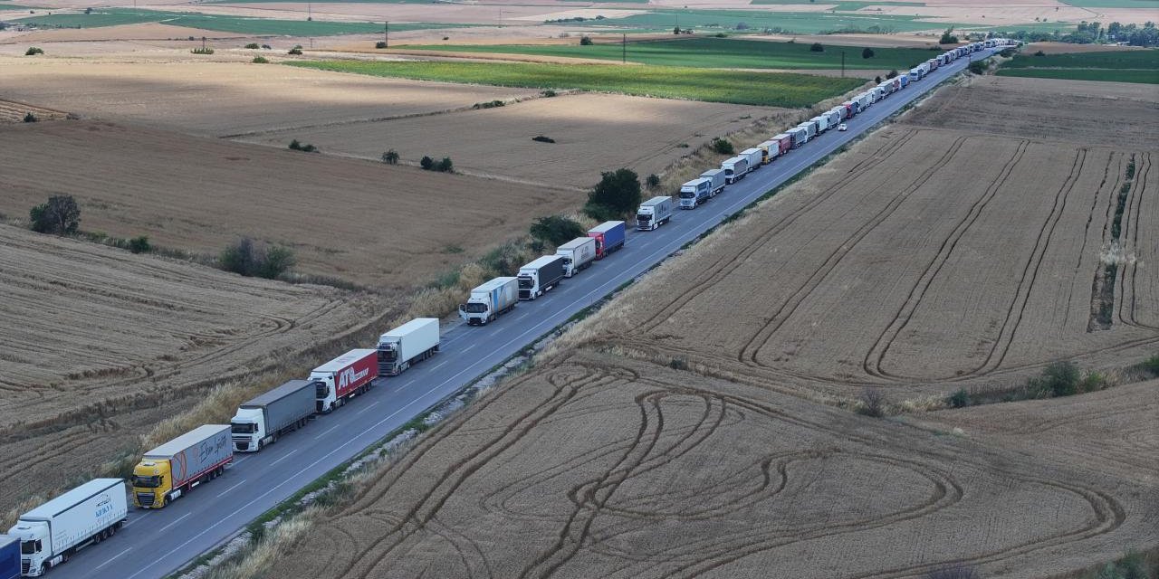 Hamzabeyli Sınır Kapısı'nda 23 Kilometrelik Tır Kuyruğu