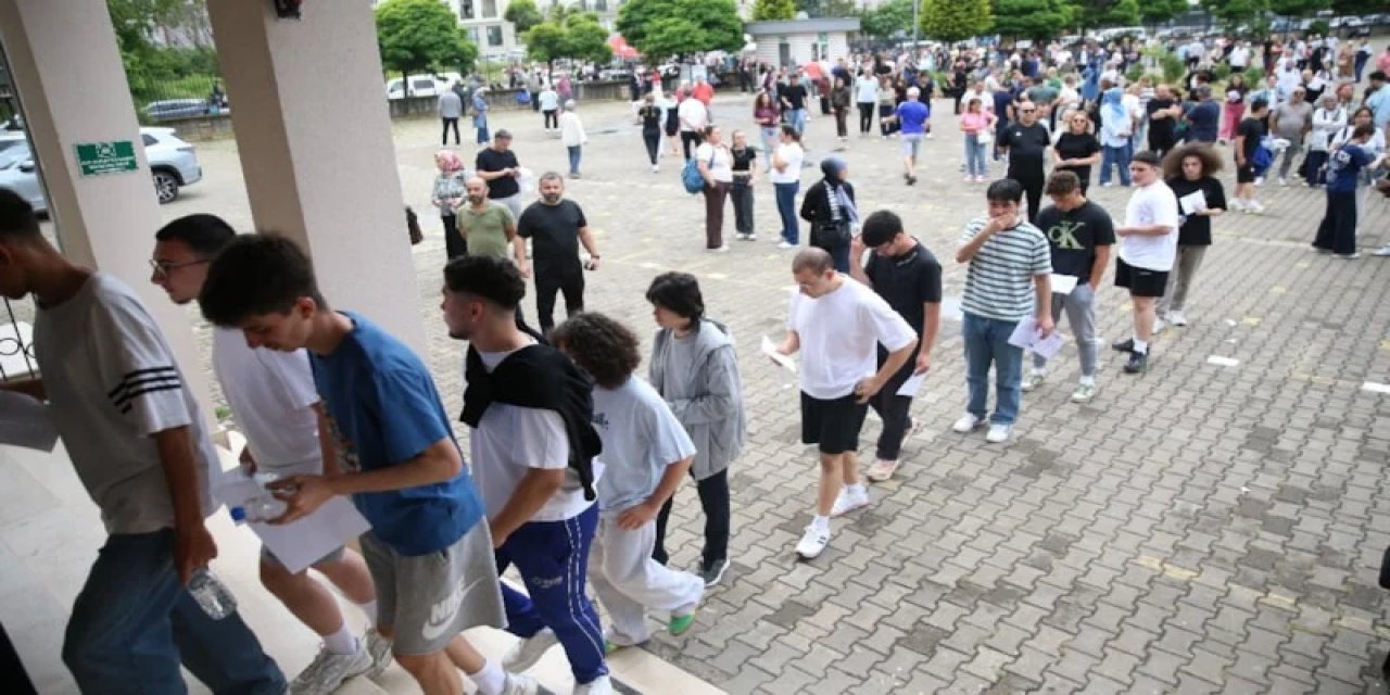3 Bin 25 Kişi, Sınav Günü Yeni Kimlik Başvurusu Yaptı