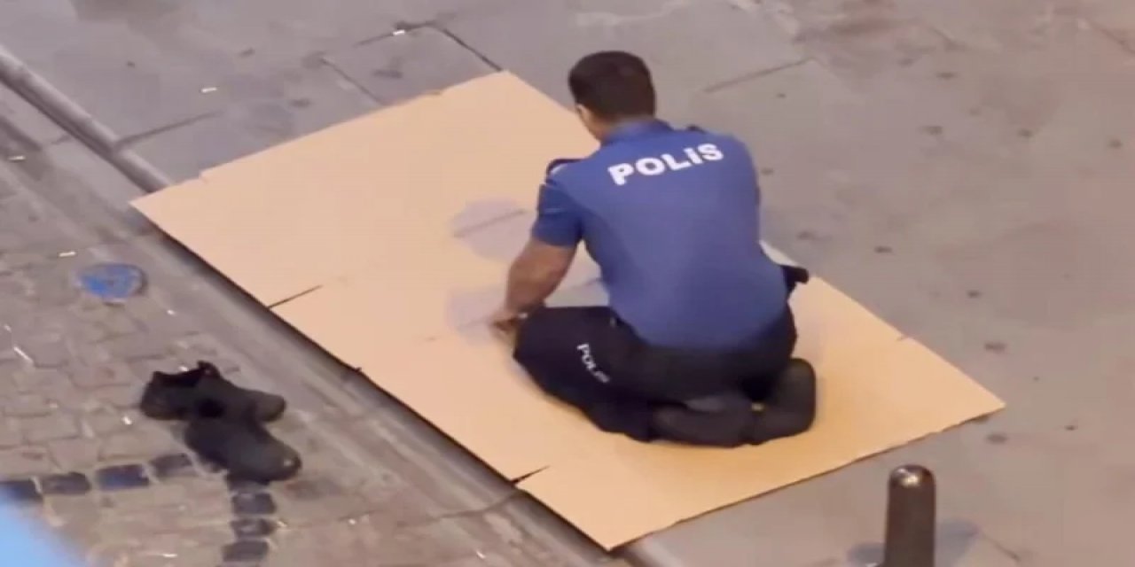 İstanbul'da Görevli Polis Memuru, Mesaisine Başlamadan Önce Sokakta Namaz Kıldı