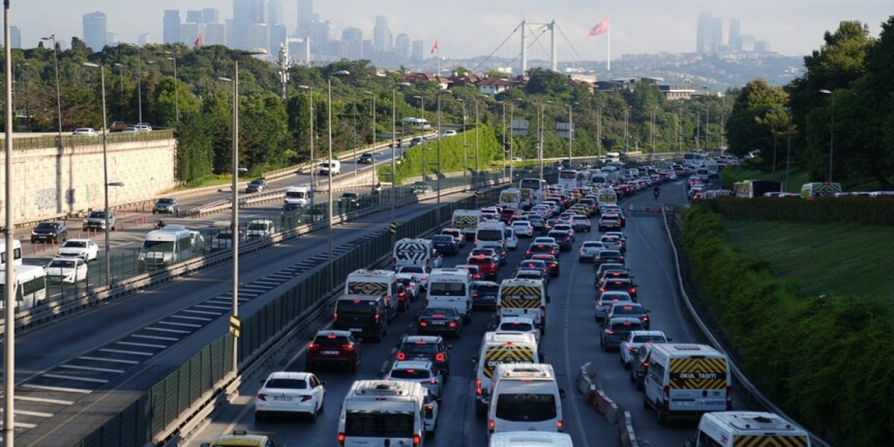 İstanbul'da Haftanın İlk İş Gününde Trafik Yoğunluğu Yaşanıyor