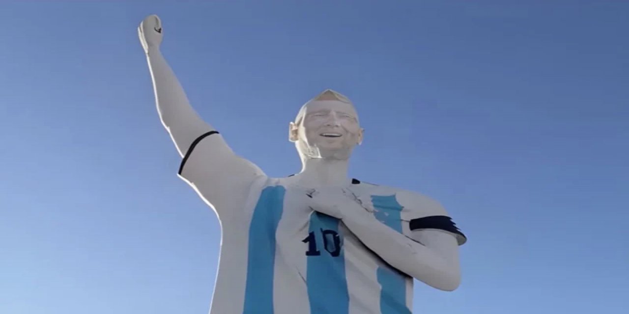 Lionel Messi'nin 26 Metrelik Heykeli Açıldı