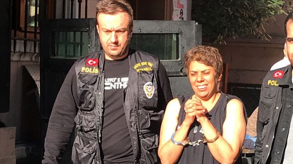 Başörtülü kızlara saldıran kadın gülerek adliyeye gitti