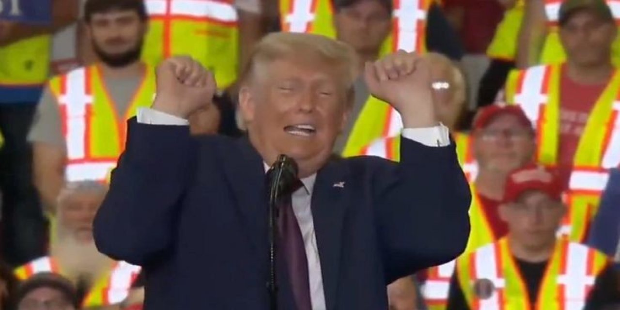 Donald Trump'tan Kürsüde İlginç Hareketler