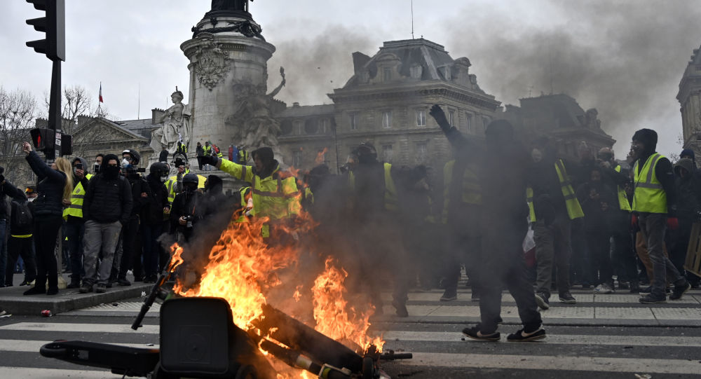 Protestoların yıl dönümünde sokağa inen Sarı Yelekler'e polis müdahalesi