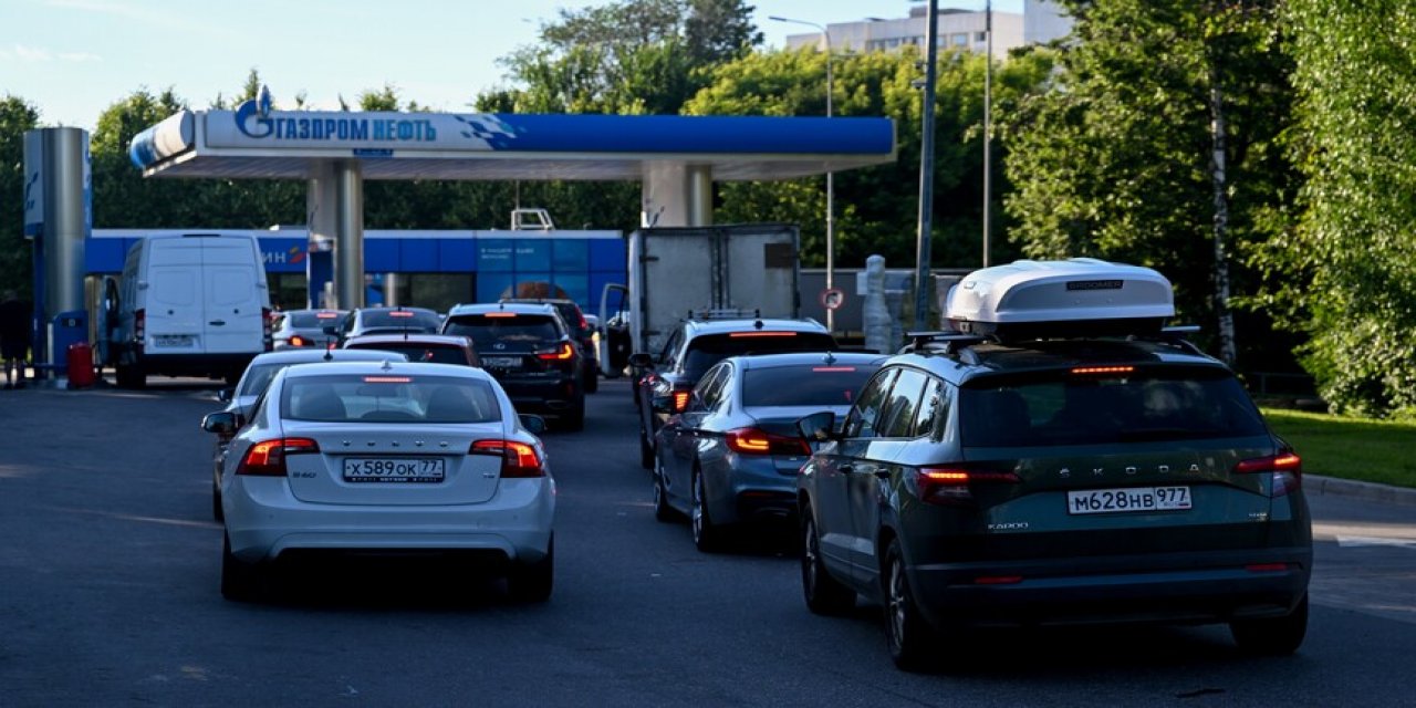 Rusya'da Akaryakıt Kısıtlaması Uygulanan Bölge Sayısı 16'ya Yükseldi