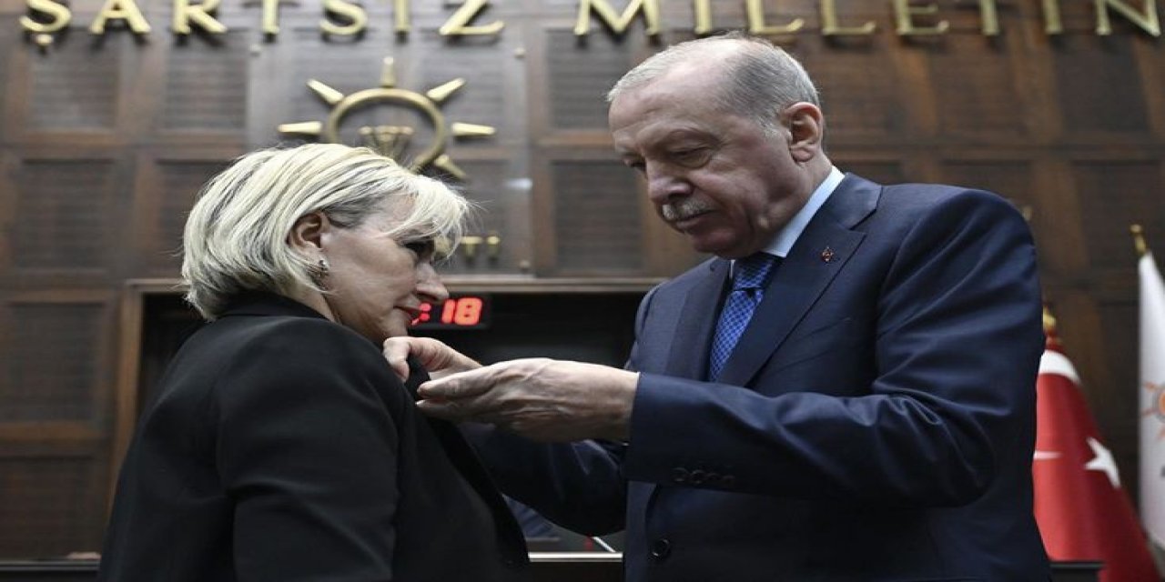 CHP'den İstifa Eden İstanbul Milletvekili Nimet Özdemir, AK Parti'ye Katıldı.