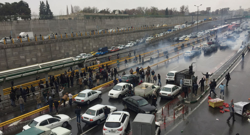 İran'da zam protestoları: Şiraz'da benzin istasyonları ateşe verildi