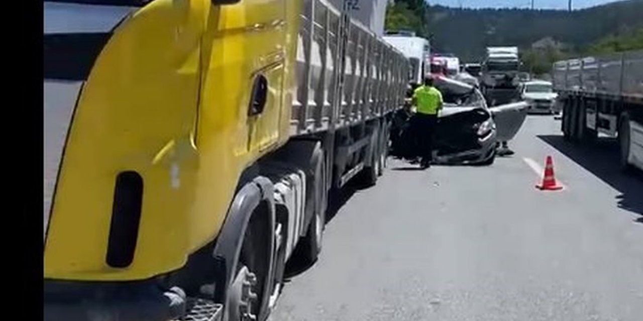 Çorum'da TIR'a Arkadan Çarpan Otomobilde 4 Yaralı