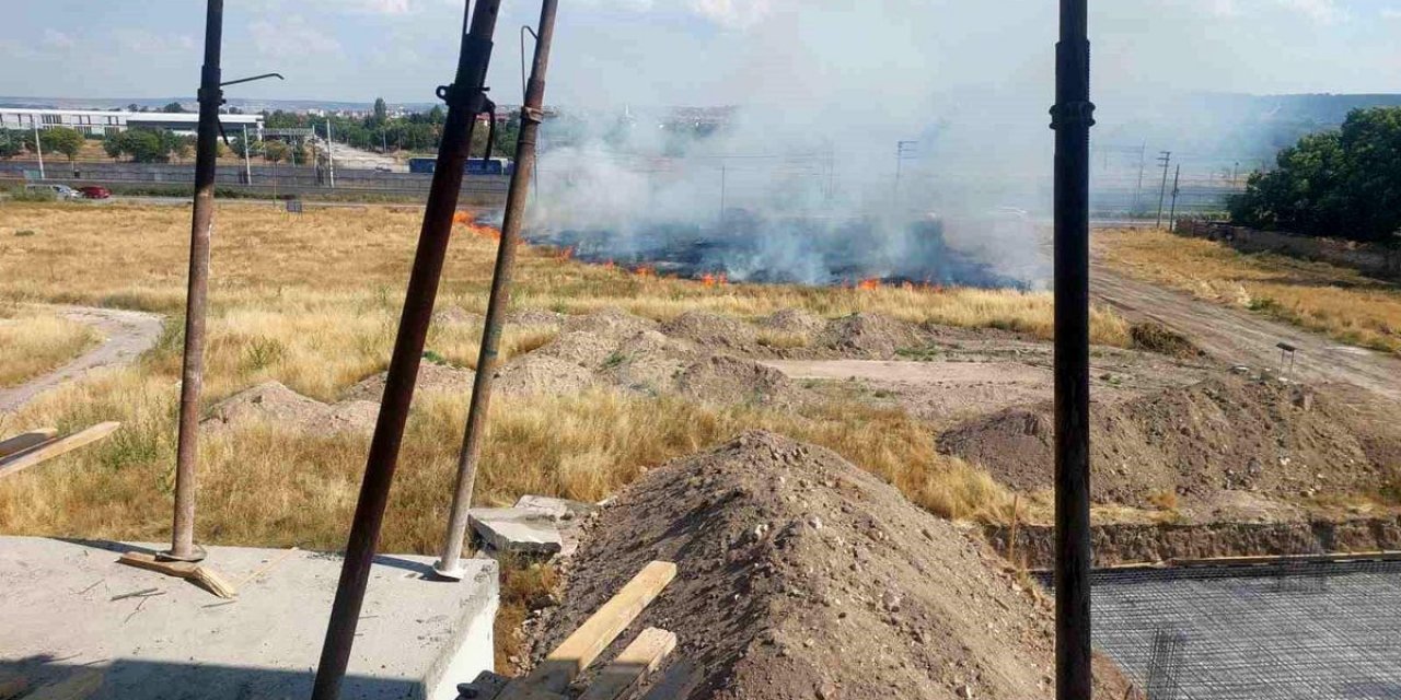 YHT Hattına Metreler Kala Çıkan Yangın Kontrol Altına Alındı