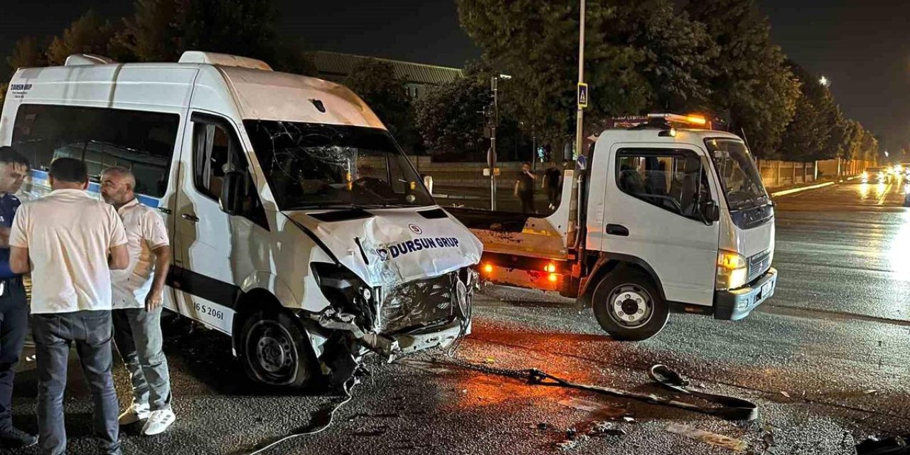 Bursa'da Servis Minibüsü Kaza Yaptı