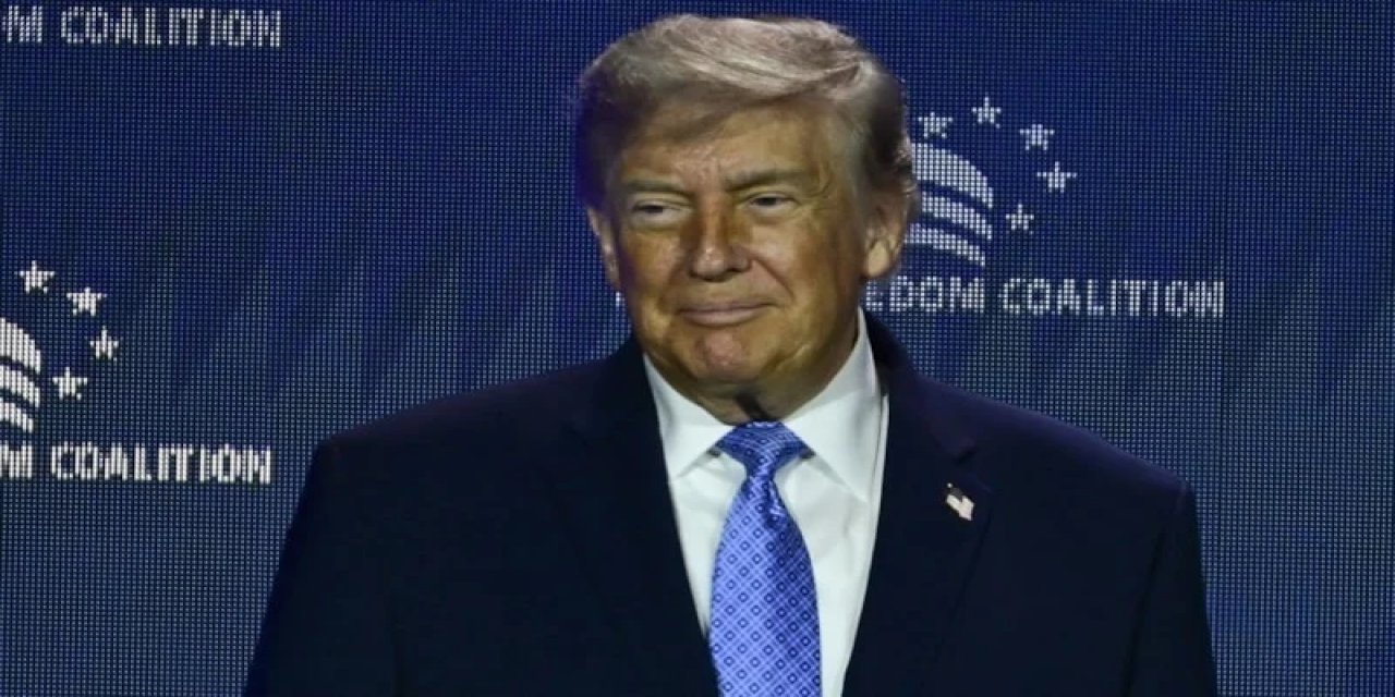 Donald Trump, ABD'nin Yeni Pasaportunu Paylaştı