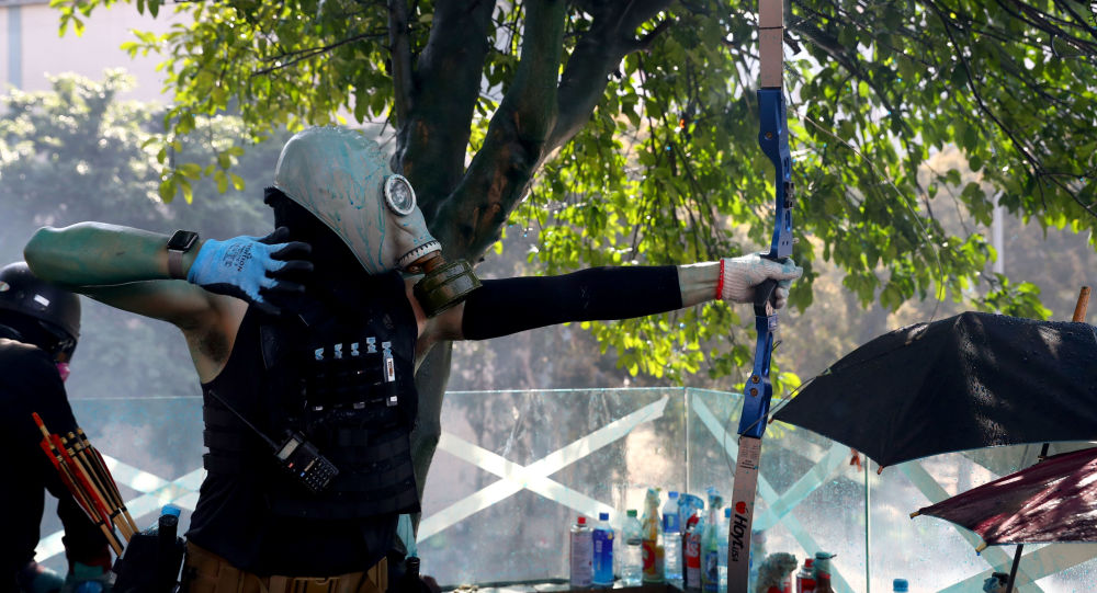 Hong Kong'da protestolar devam ediyor, Bir polis bacağından okla yaralandı