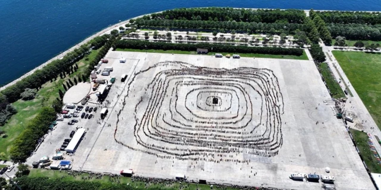 İstanbul’da Aynı Anda Horon Tepen 5 Bin Kişi, Guinness Rekorlar Kitabı’na Adını Yazdırdı