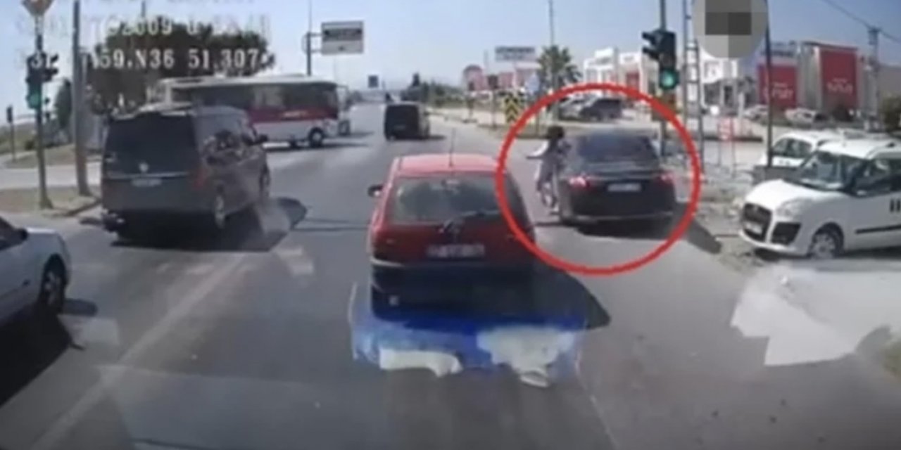 Antalya'da Alman Uyruklu Sürücü, Emniyet Şeridinde Yayaya Çarptı