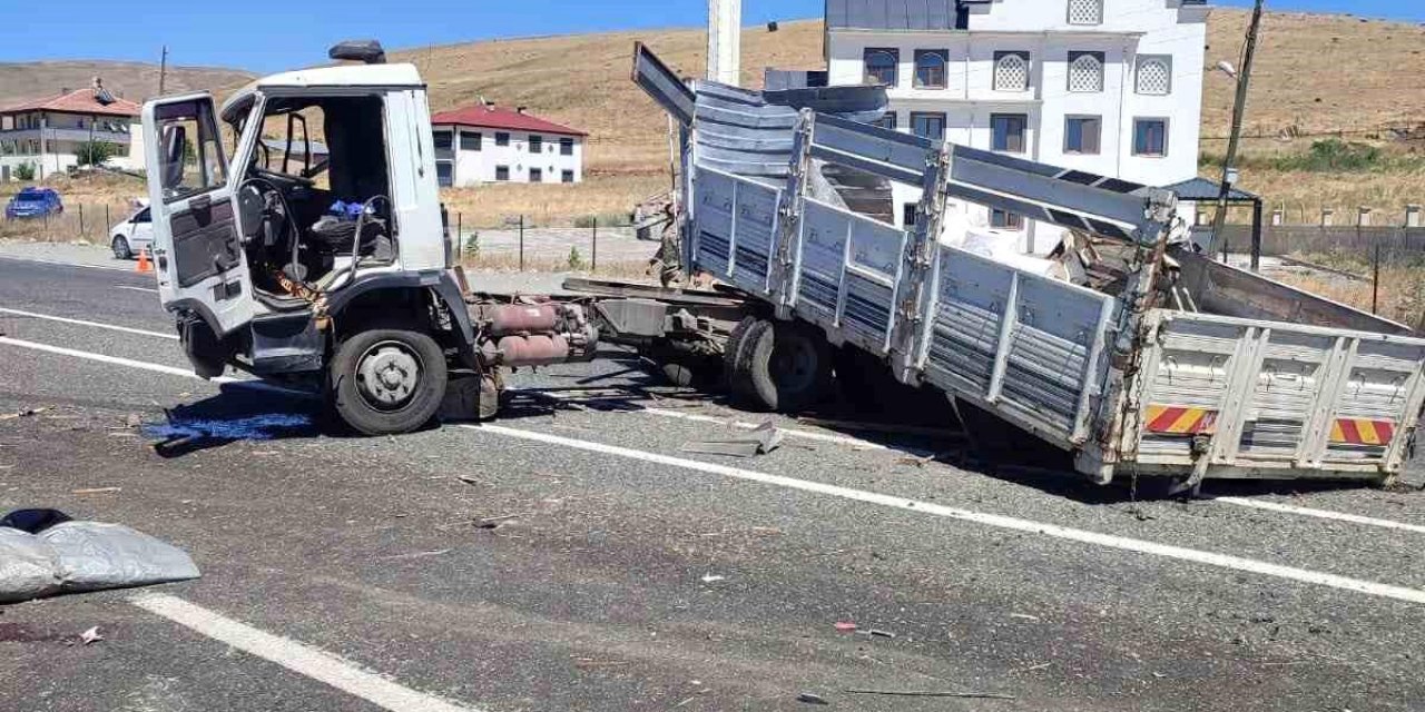 Elazığ'da Kamyon Çarpışması: 1 Yaralı