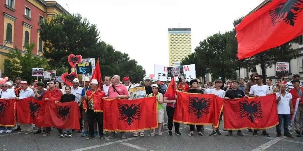 Arnavutluk'ta Turizm Projelerine Karşı Meclis Binası Önünde Gösteri Düzenlendi