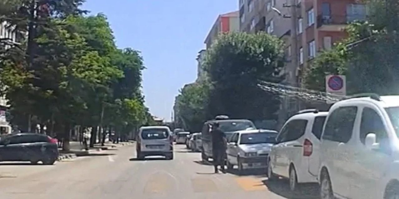 Eskişehir’de Yaya Geçidinde Sürücü Durmayınca Aracı Kovaladı
