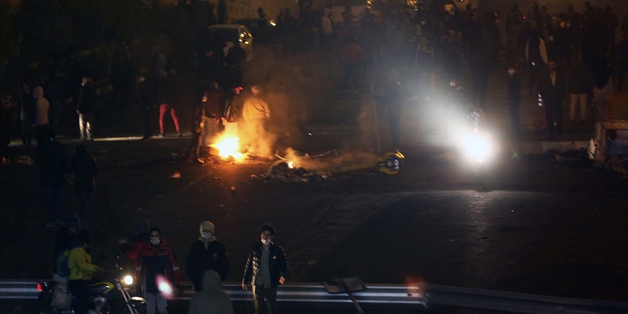 Tahran'da Devlete Ait Binalar Ve İş Yerleri Ateşe Verildi