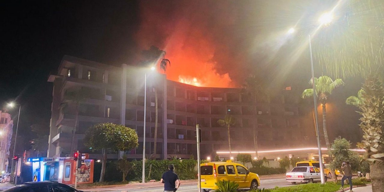 Alanya'da Otelde Çatı Yangını