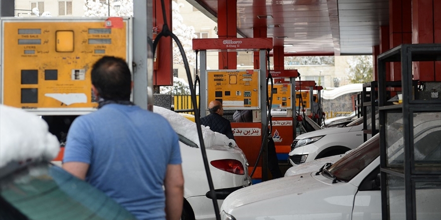 İran'da Benzin Zammından Elde Edilen Gelirin Bir Kısmı Halka Dağıtılacak