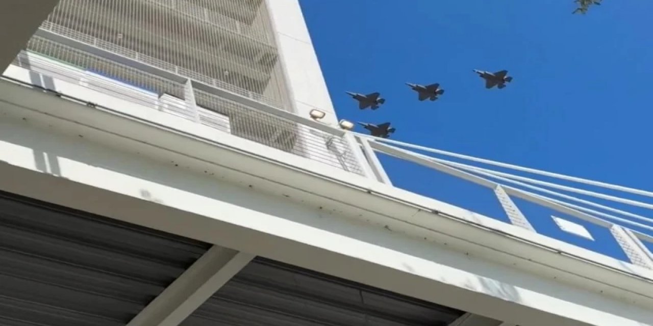 ABD'ye Ait Savaş Uçakları Stadyumun Üzerinden Geçti