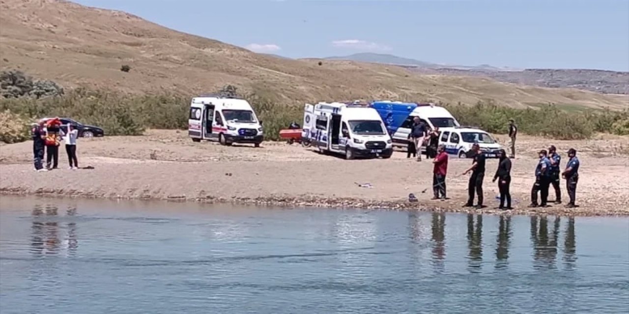Kızılırmak'ta Akıntıya Kapılan İşçilerden Biri Kayıp