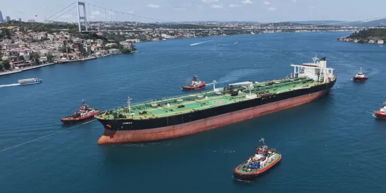Dron Saldırısına Uğrayan Tanker İstanbul Boğazı'ndan Geçti