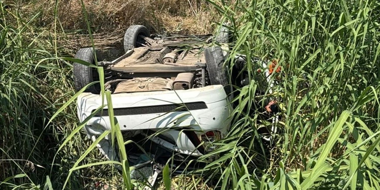 Burdur'da Otomobil Kanalda Devrildi: 2 Yaralı