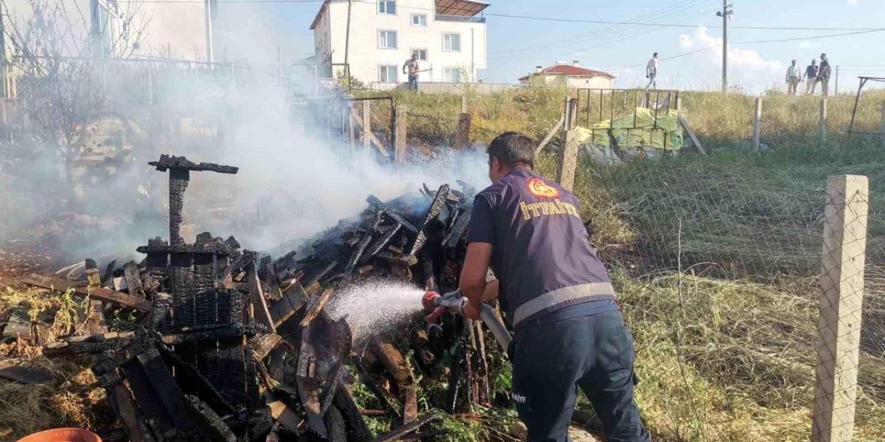 Arazideki Odunların Tutuşması Sonucu Yangın Çıktı