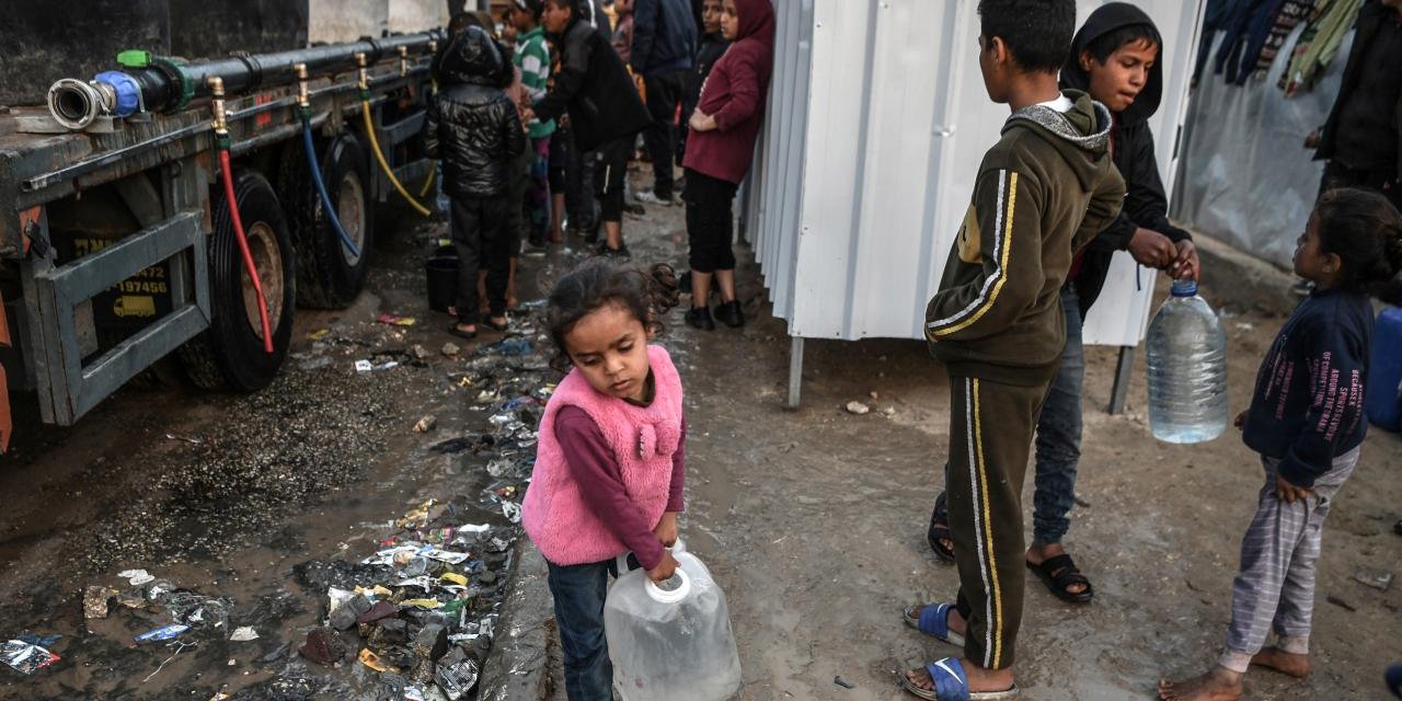 Katil İsrail, Gazze'de Su Doldurmaya Çalışan Çocuklara Saldırdı: 1 Çocuk Hayatını Kaybetti