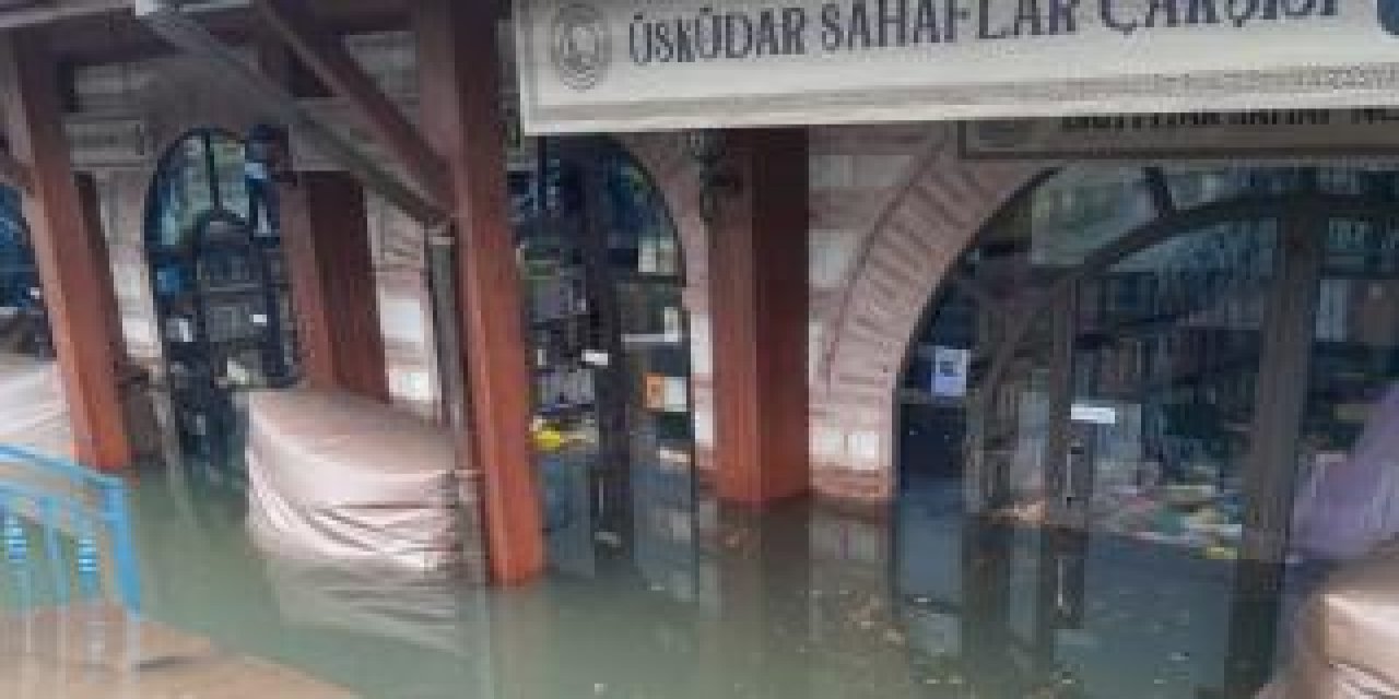 Üsküdar Sahaflar Çarşısı'nı Su Bastı: Yüzlerce Kitap Çöpe Gitti