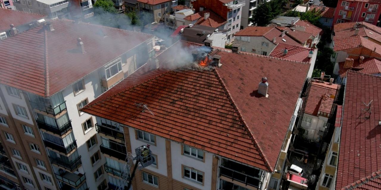 Kütahya'da Binanın Çatısına Yıldırım Düştü, Yangın Çıktı